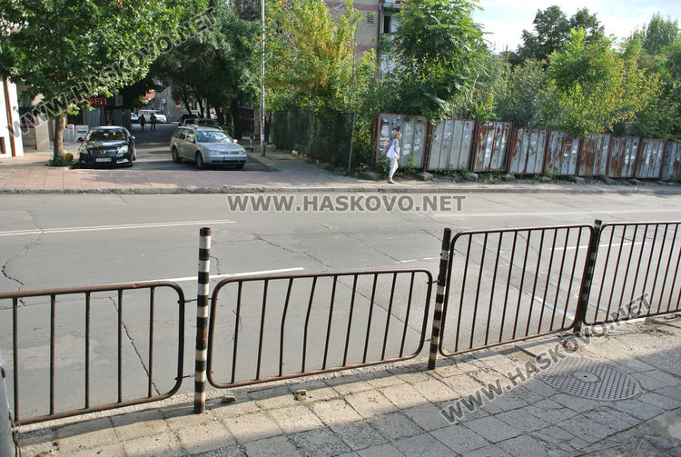 Една пешеходна пътека по -малко по бул. „Съединение“