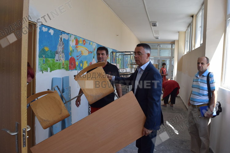 Безопасността на децата е основната причина за изнасяне на занятията от ремонтираните училища