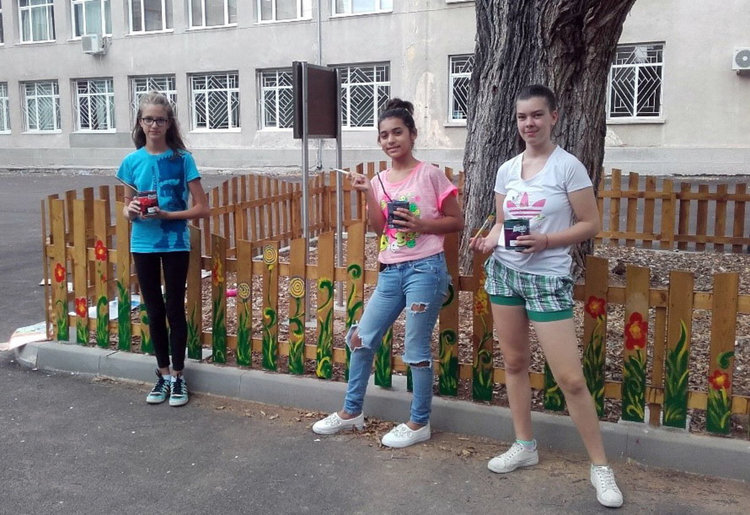 В училище „Паисий“ посрещат новата учебна година с пъстър двор за игри и украсен 200 годишен бряст