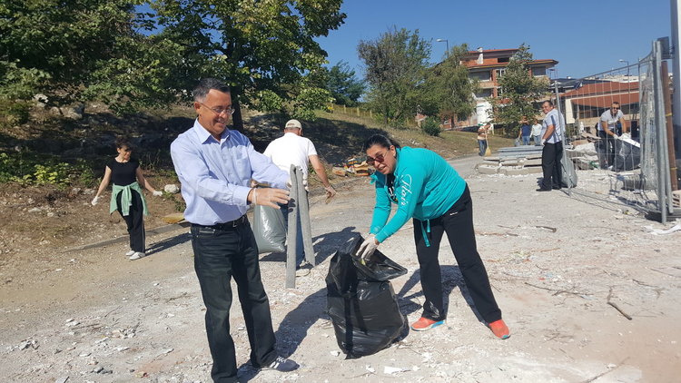 Кмет и общинари чистиха в двора на училище „П.Р.Славейков“