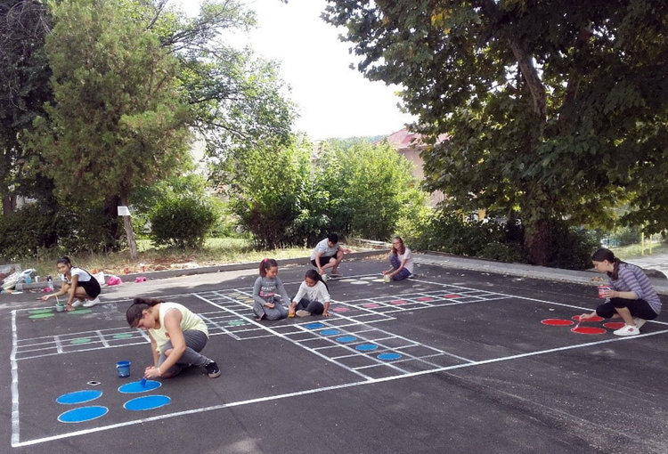 В училище „Паисий“ посрещат новата учебна година с пъстър двор за игри и украсен 200 годишен бряст