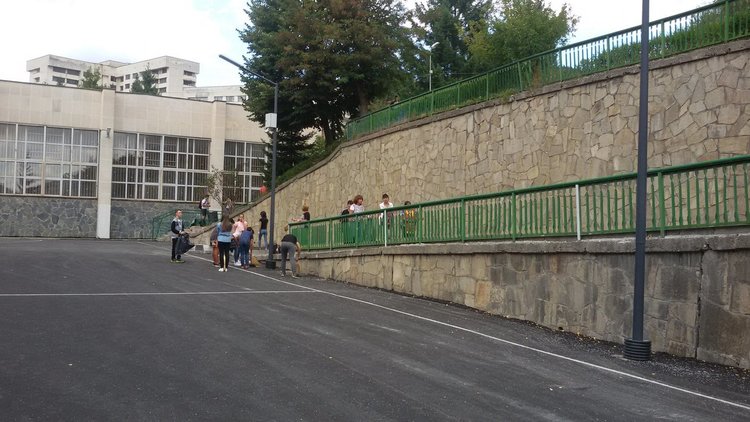 Учители и инспектори чистят гимназии на 15 септември, ученици помагат