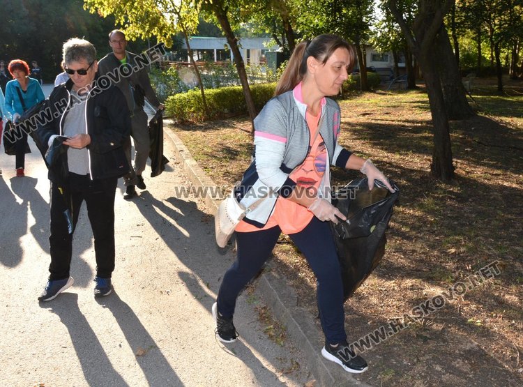 Започна голямото чистене: общинари, кмет и граждани с торбички на Кенана