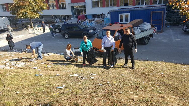 Кмет и общинари чистиха в двора на училище „П.Р.Славейков“