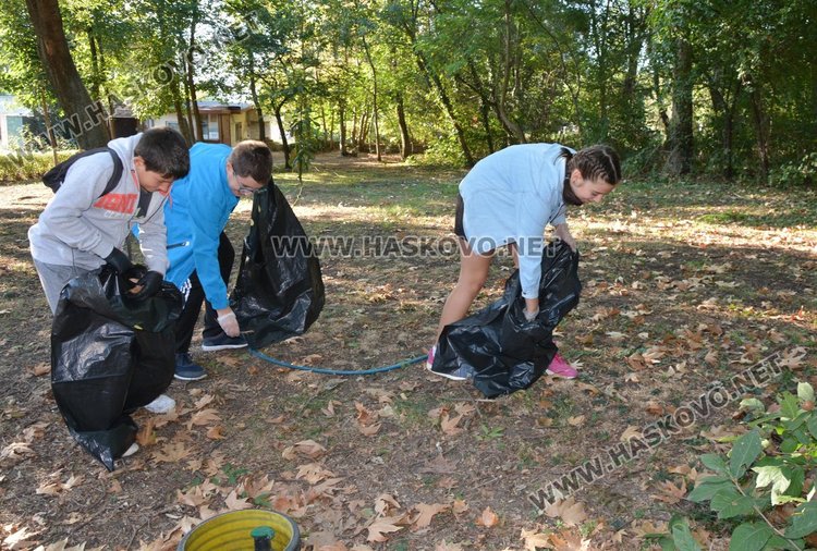 Започна голямото чистене: общинари, кмет и граждани с торбички на Кенана