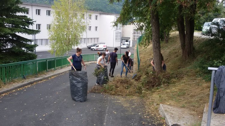 Учители и инспектори чистят гимназии на 15 септември, ученици помагат