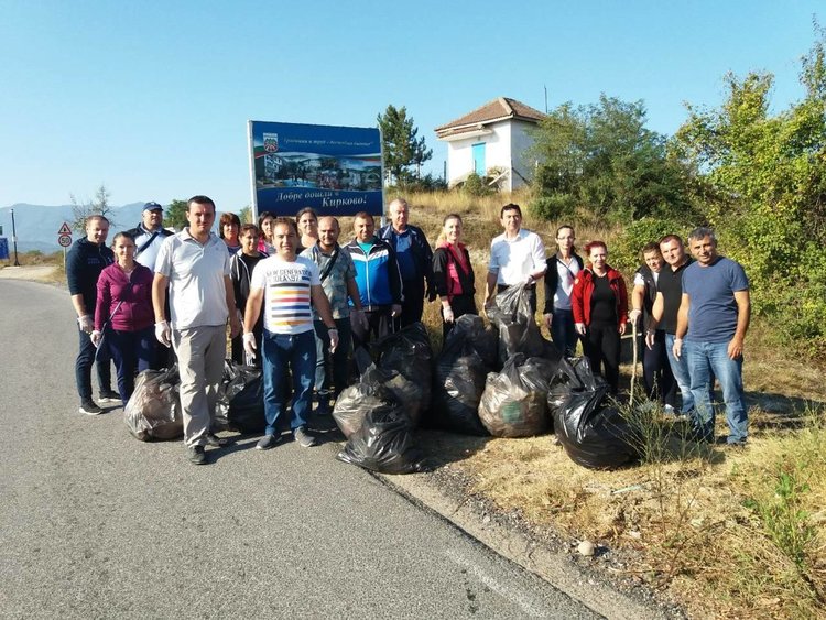 Общинска администрация в Кирково се включи в инициативата "Да  почистим България заедно"