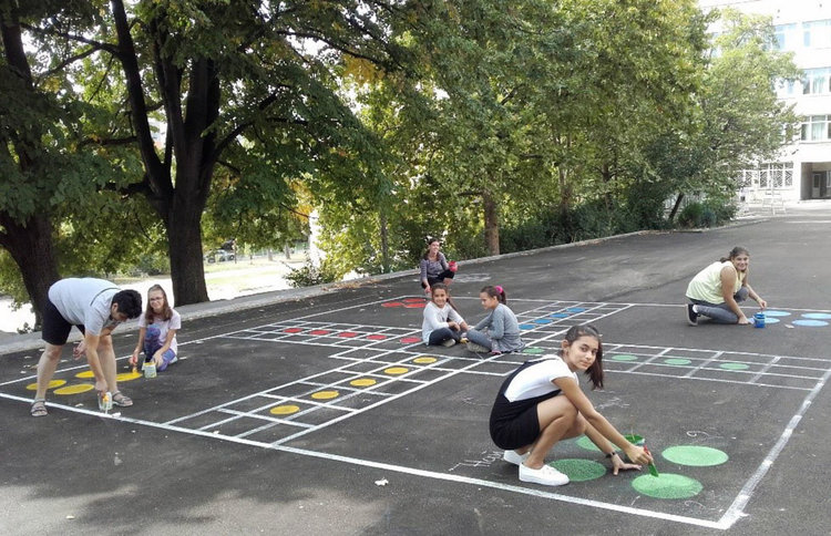 В училище „Паисий“ посрещат новата учебна година с пъстър двор за игри и украсен 200 годишен бряст