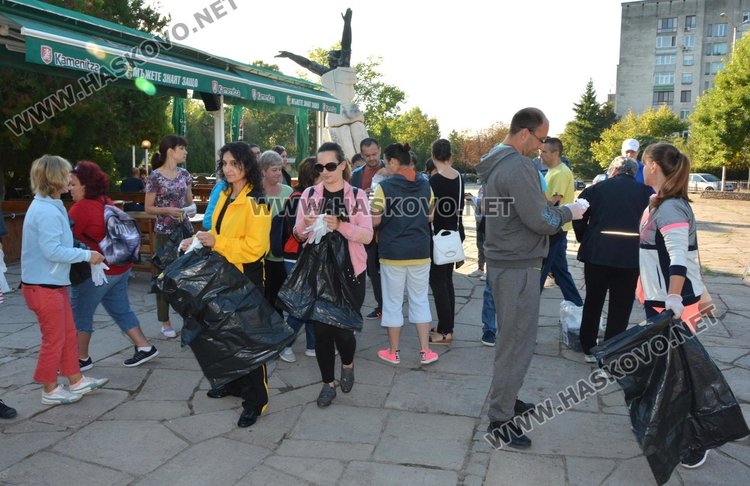 Започна голямото чистене: общинари, кмет и граждани с торбички на Кенана