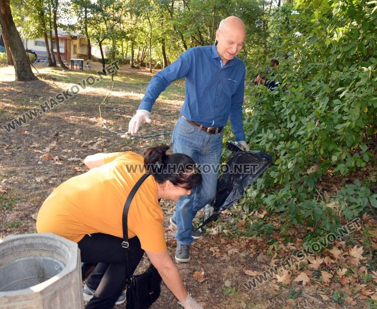 Започна голямото чистене: общинари, кмет и граждани с торбички на Кенана
