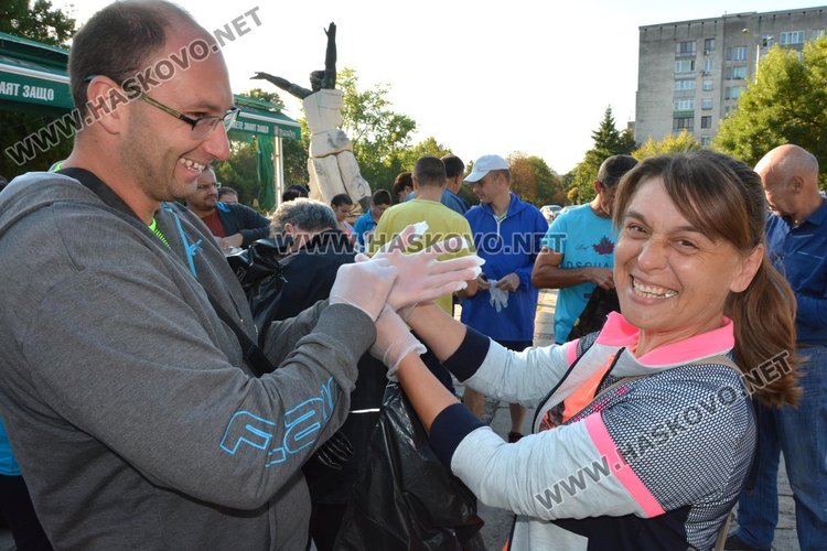 Започна голямото чистене: общинари, кмет и граждани с торбички на Кенана