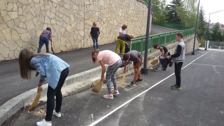 Учители и инспектори чистят гимназии на 15 септември, ученици помагат