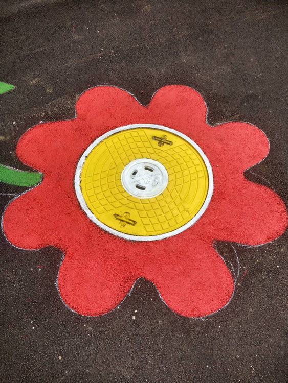 В училище „Паисий“ посрещат новата учебна година с пъстър двор за игри и украсен 200 годишен бряст