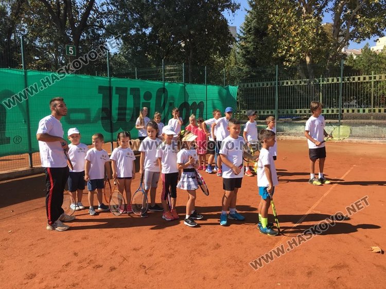 Деца от пет общини  на тенис състезание преди училищния старт
