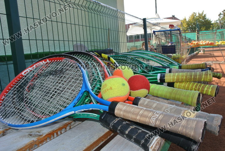 Деца от пет общини  на тенис състезание преди училищния старт