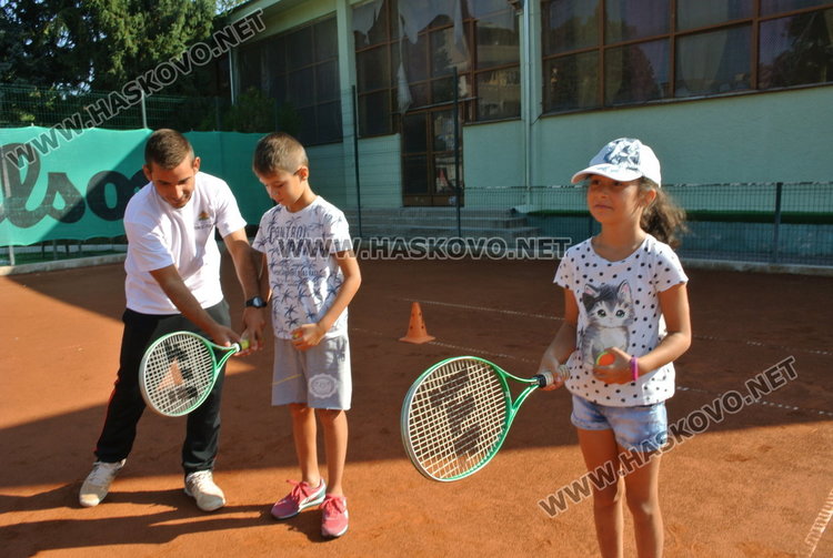 Деца от пет общини  на тенис състезание преди училищния старт