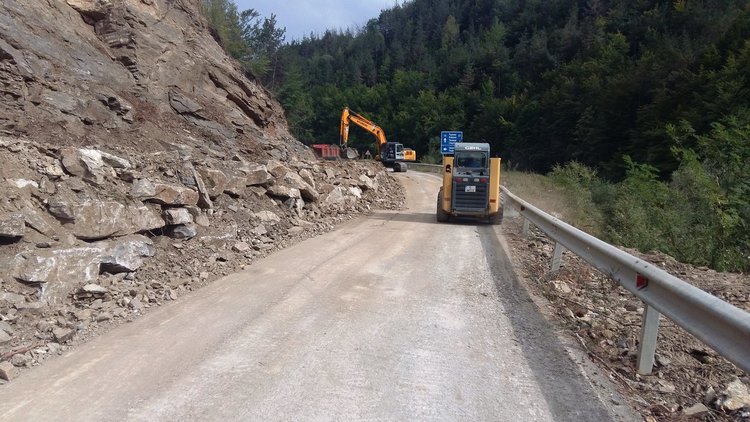 Днес пускат движението през срутището на пътя Смолян-Мадан, но само в едната лента