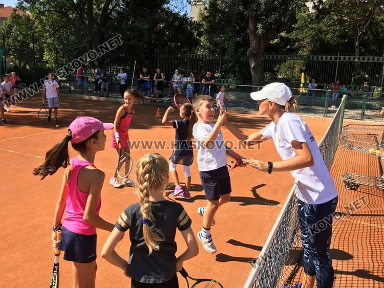 Деца от пет общини  на тенис състезание преди училищния старт