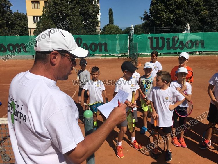 Деца от пет общини  на тенис състезание преди училищния старт