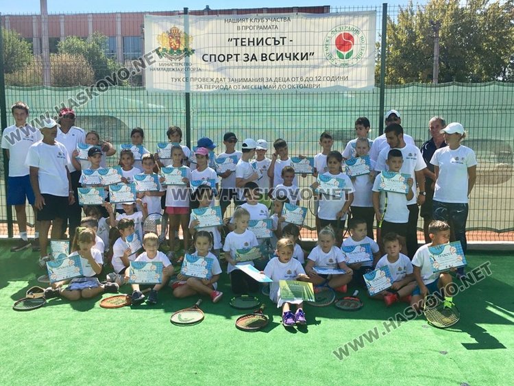 Деца от пет общини  на тенис състезание преди училищния старт