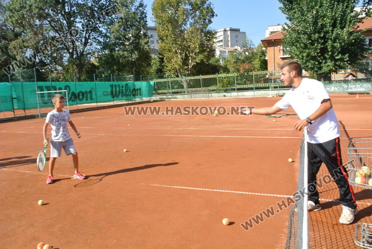 Деца от пет общини  на тенис състезание преди училищния старт