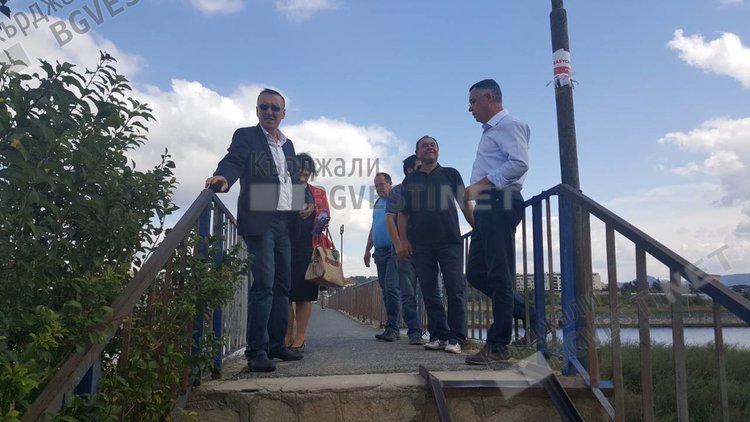        Общината регулира осветлението по Новия мост,възстановява го по Пасарелката