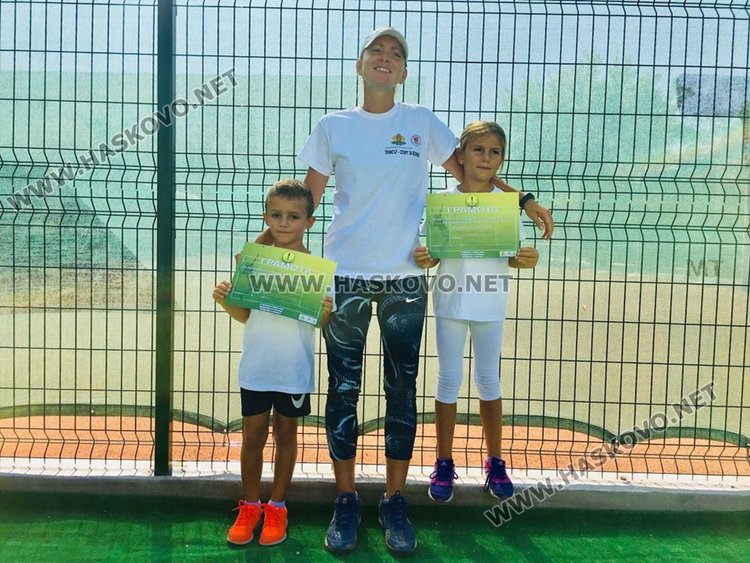 Деца от пет общини  на тенис състезание преди училищния старт