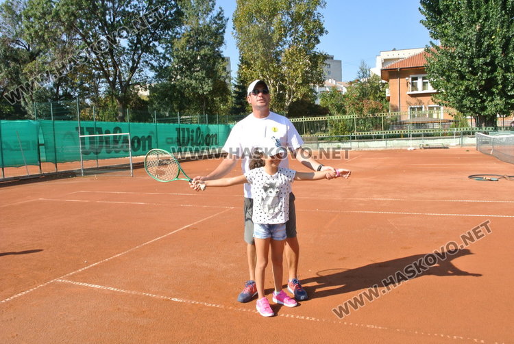 Деца от пет общини  на тенис състезание преди училищния старт