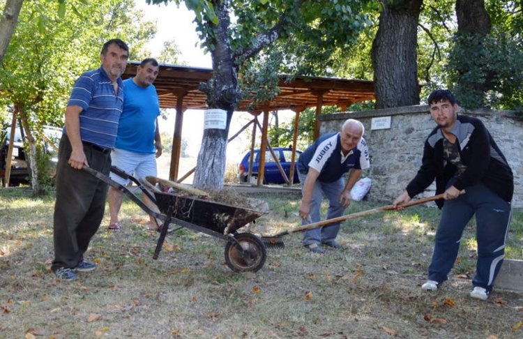 Училища, гробище и култово място почистиха в Чернооченско