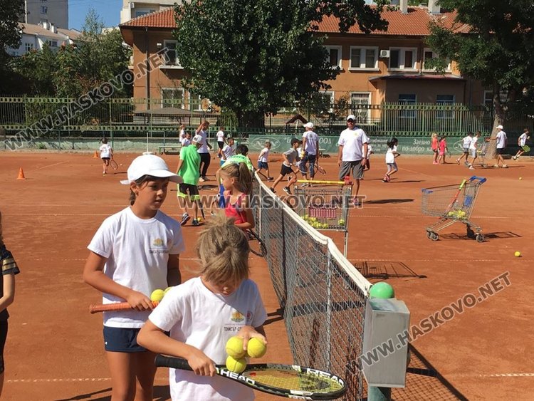 Деца от пет общини  на тенис състезание преди училищния старт