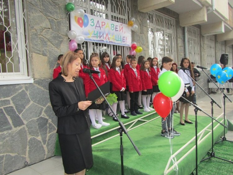 76 първолаци прекрачиха прага на ОУ "Иван Вазов" в Смолян, кметът откри учебната година