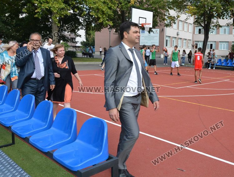 "Отрязаха лентата" на 6 обновени училищни дворове