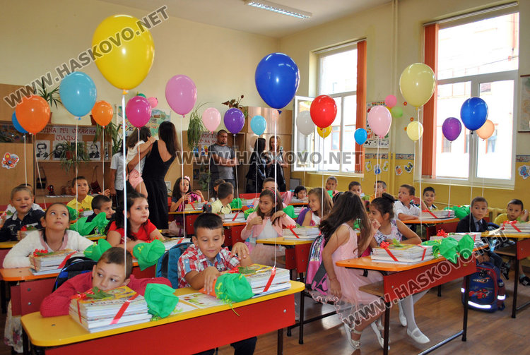 Анимационни герои посрещнаха 662-ма ученици в „Климент Охридски“