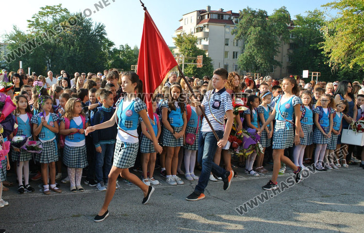 Първият училищен звънец посрещна  878 първокласници в Хасковска община