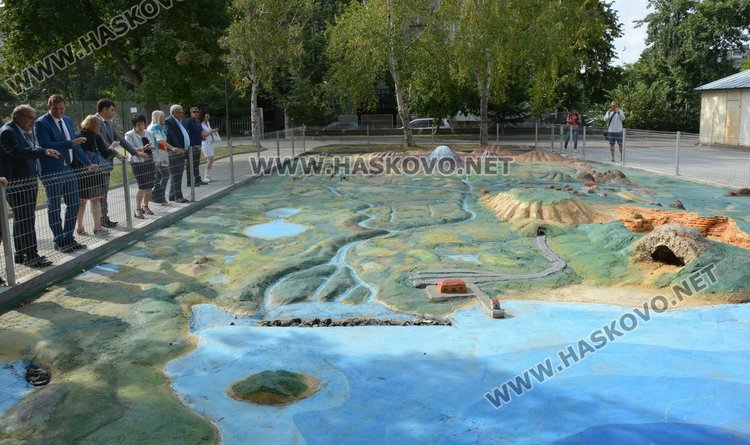 "Отрязаха лентата" на 6 обновени училищни дворове