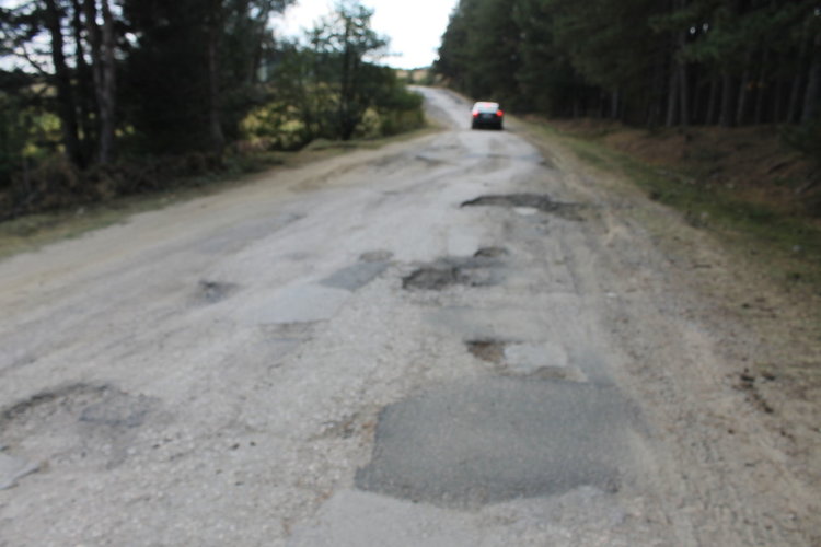 Областният управител се срещна с протестиращите родители, гарантира средства за неотложен ремонт на пътя при Пашинци