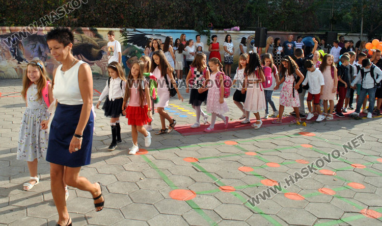 Анимационни герои посрещнаха 662-ма ученици в „Климент Охридски“