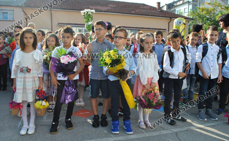 Анимационни герои посрещнаха 662-ма ученици в „Климент Охридски“