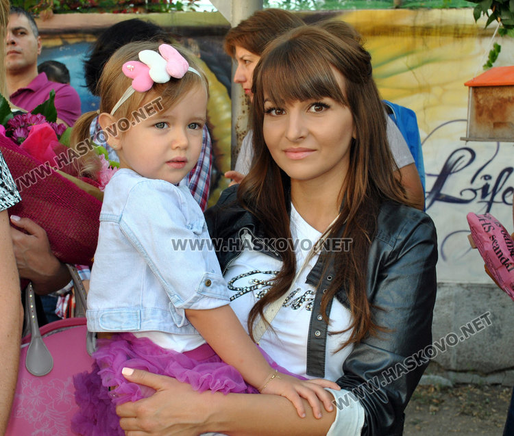 Анимационни герои посрещнаха 662-ма ученици в „Климент Охридски“