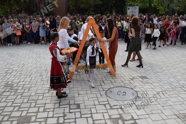 Над 1350 ученици прекрачиха прага на обновената Езикова гимназия в Кърджали