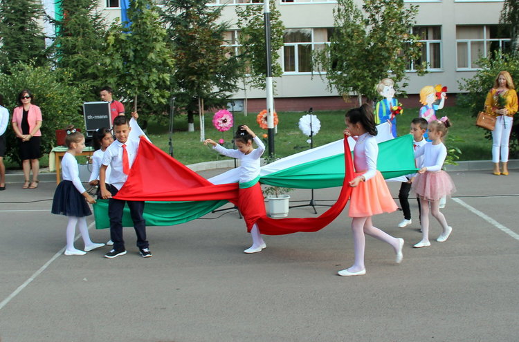 Снимки: ОУ "Алеко Константинов"