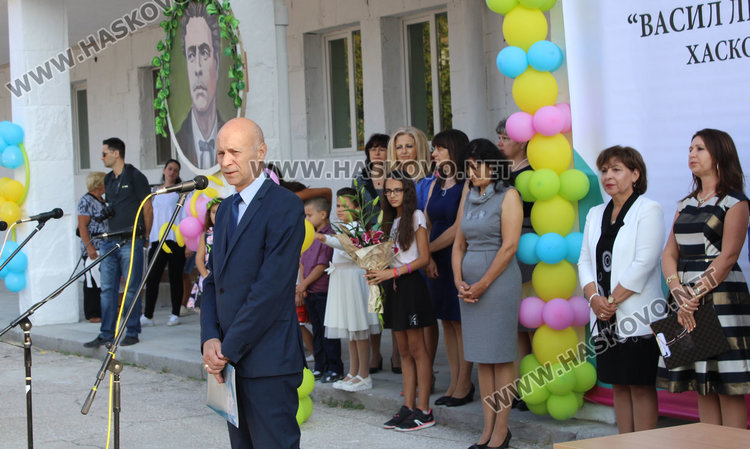 Първият училищен звънец посрещна  878 първокласници в Хасковска община