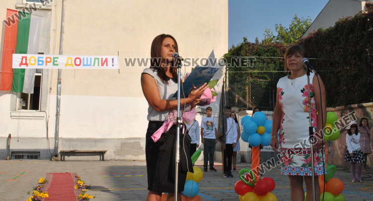 Анимационни герои посрещнаха 662-ма ученици в „Климент Охридски“