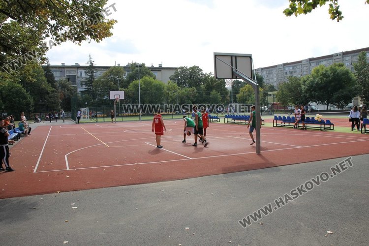 "Отрязаха лентата" на 6 обновени училищни дворове