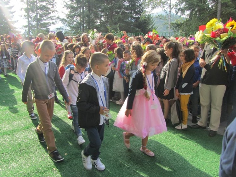 76 първолаци прекрачиха прага на ОУ "Иван Вазов" в Смолян, кметът откри учебната година