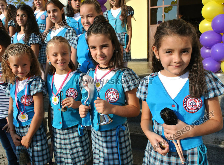 Първият училищен звънец посрещна  878 първокласници в Хасковска община