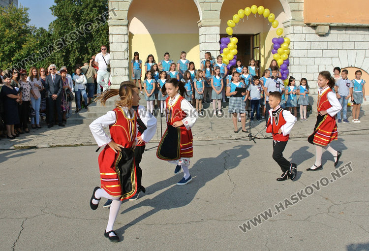 Първият училищен звънец посрещна  878 първокласници в Хасковска община