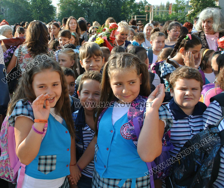 Първият училищен звънец посрещна  878 първокласници в Хасковска община