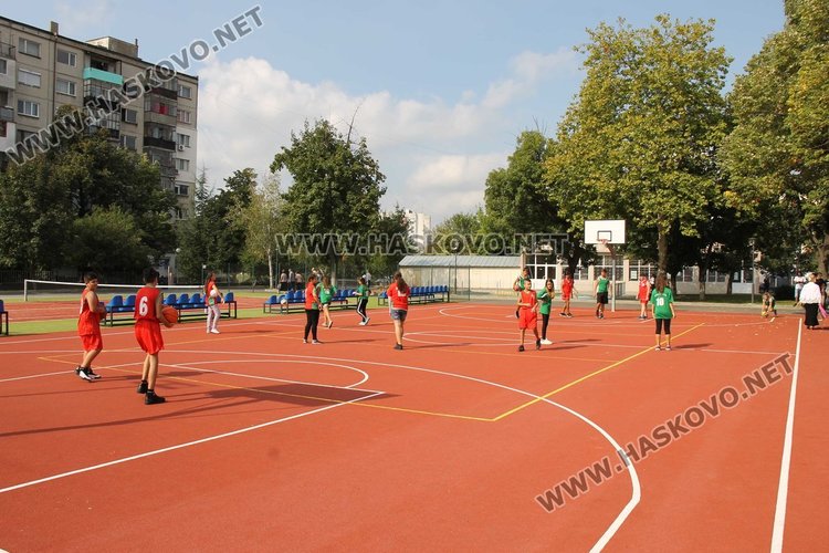 "Отрязаха лентата" на 6 обновени училищни дворове