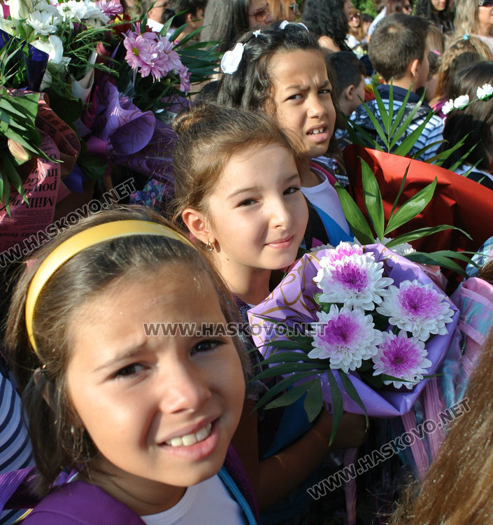 Първият училищен звънец посрещна  878 първокласници в Хасковска община